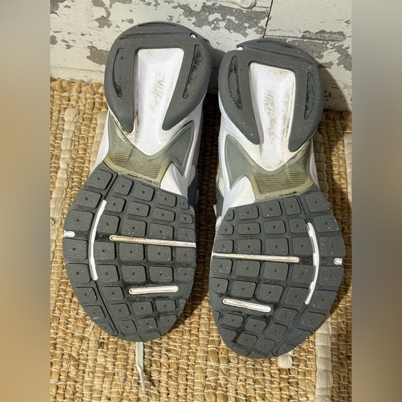 Nike Women's Gray and White Sneakers - Picture 7 of 9